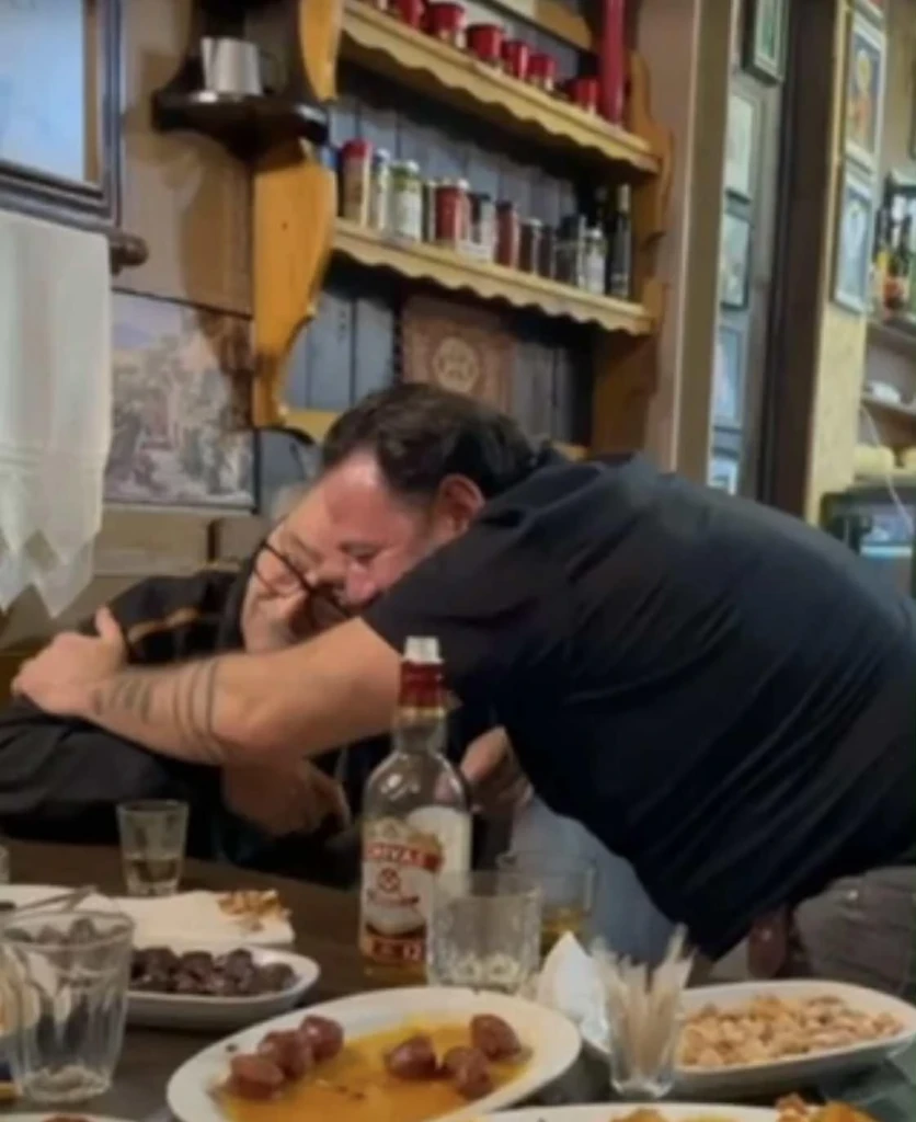 Μια αγκαλιά στο τραπέζι.